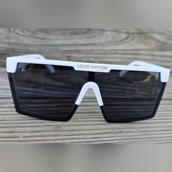 Fashion Sunglasses - Picture 2 of 3